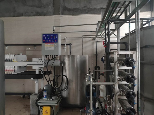 真空低溫熱泵蒸發(fā)器.jpg 真空低溫熱泵蒸發(fā)器.jpg